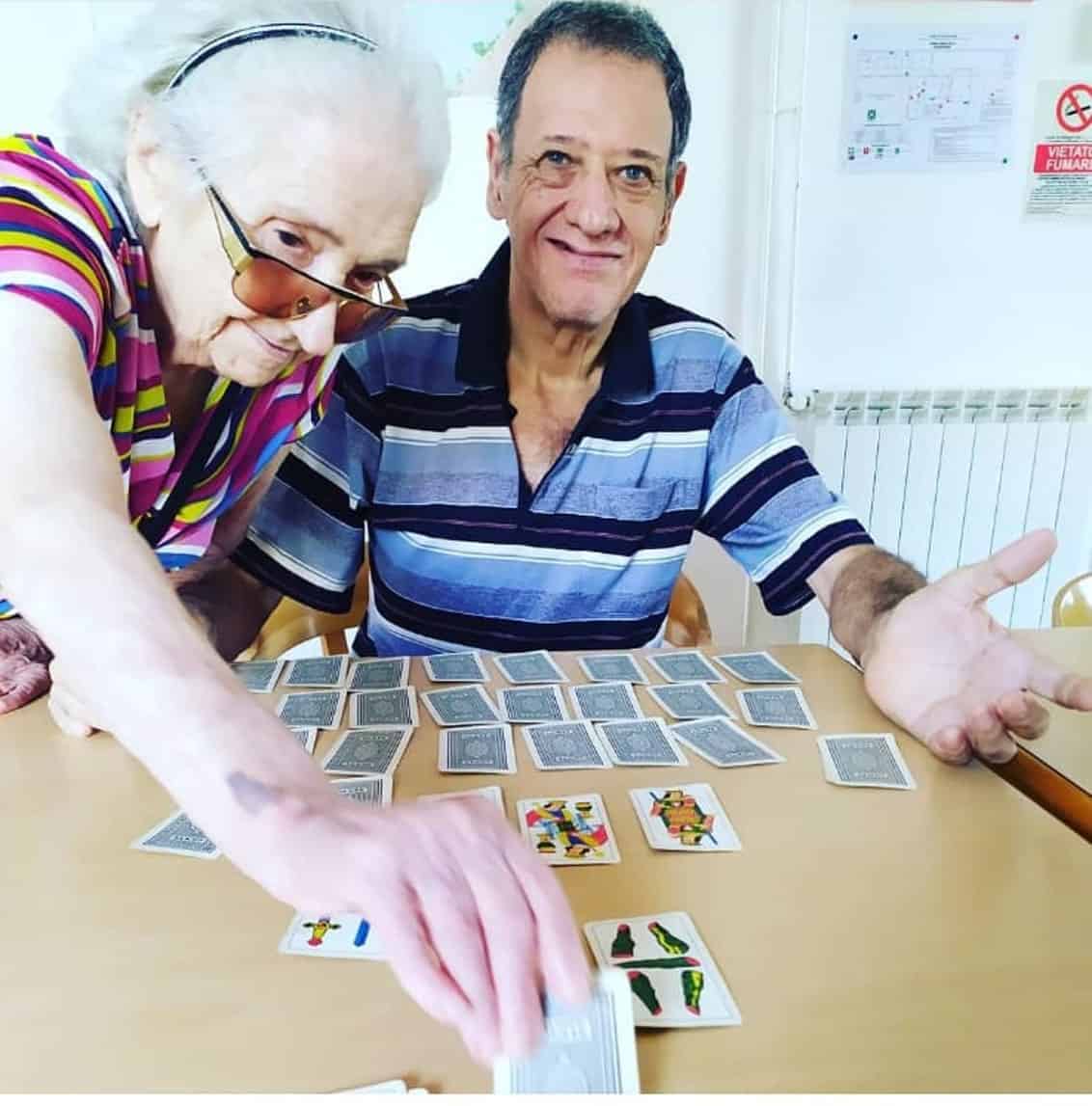 Anziani che giocano a solitario